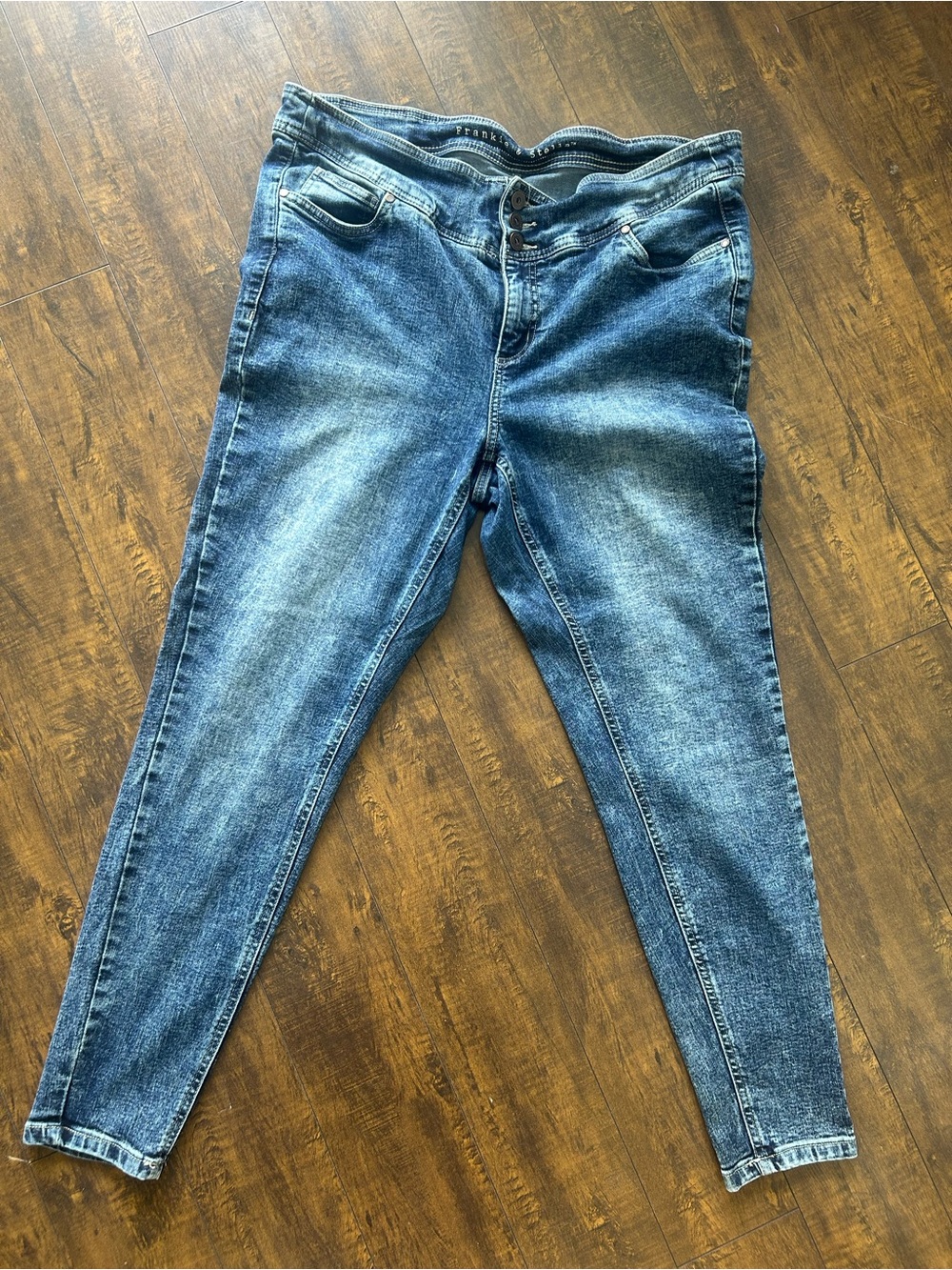 Skinny Jeans in Medium Blue Wash